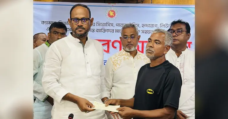 চেক বিতরণ করছেন প্রতিমন্ত্রী সুলতান সালাউদ্দিন টুকু